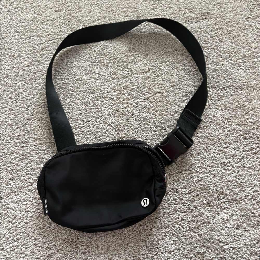 Lululemon everywhere belt bag
